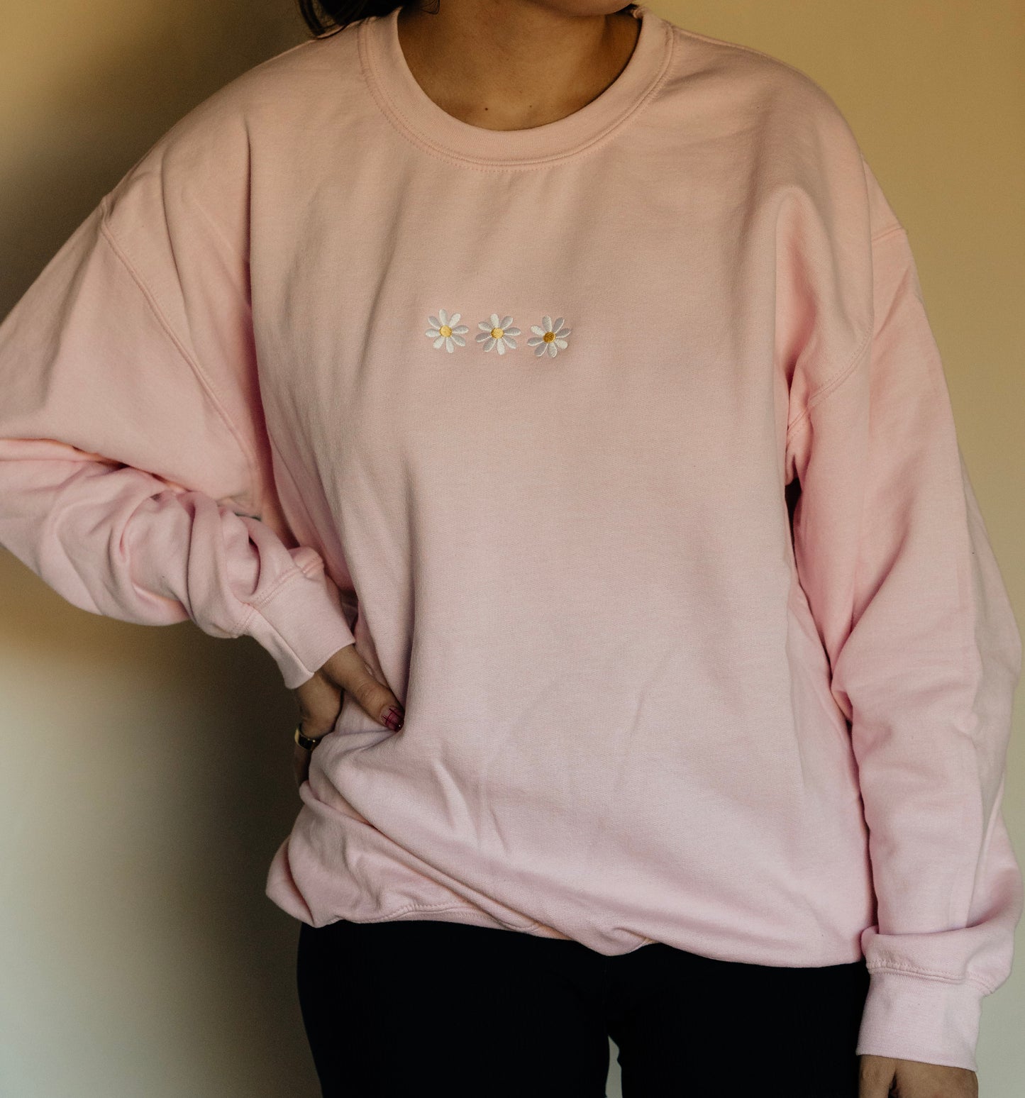 DAISY EMBROIDERED SWEATSHIRT/CREWNECK