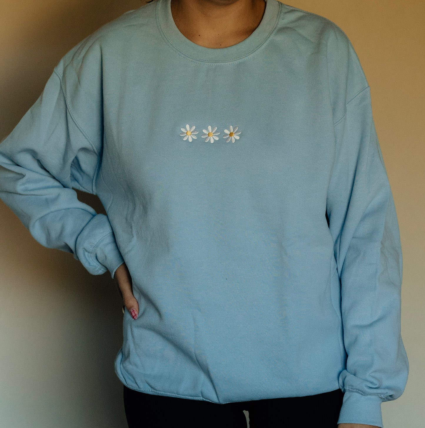DAISY EMBROIDERED SWEATSHIRT/CREWNECK