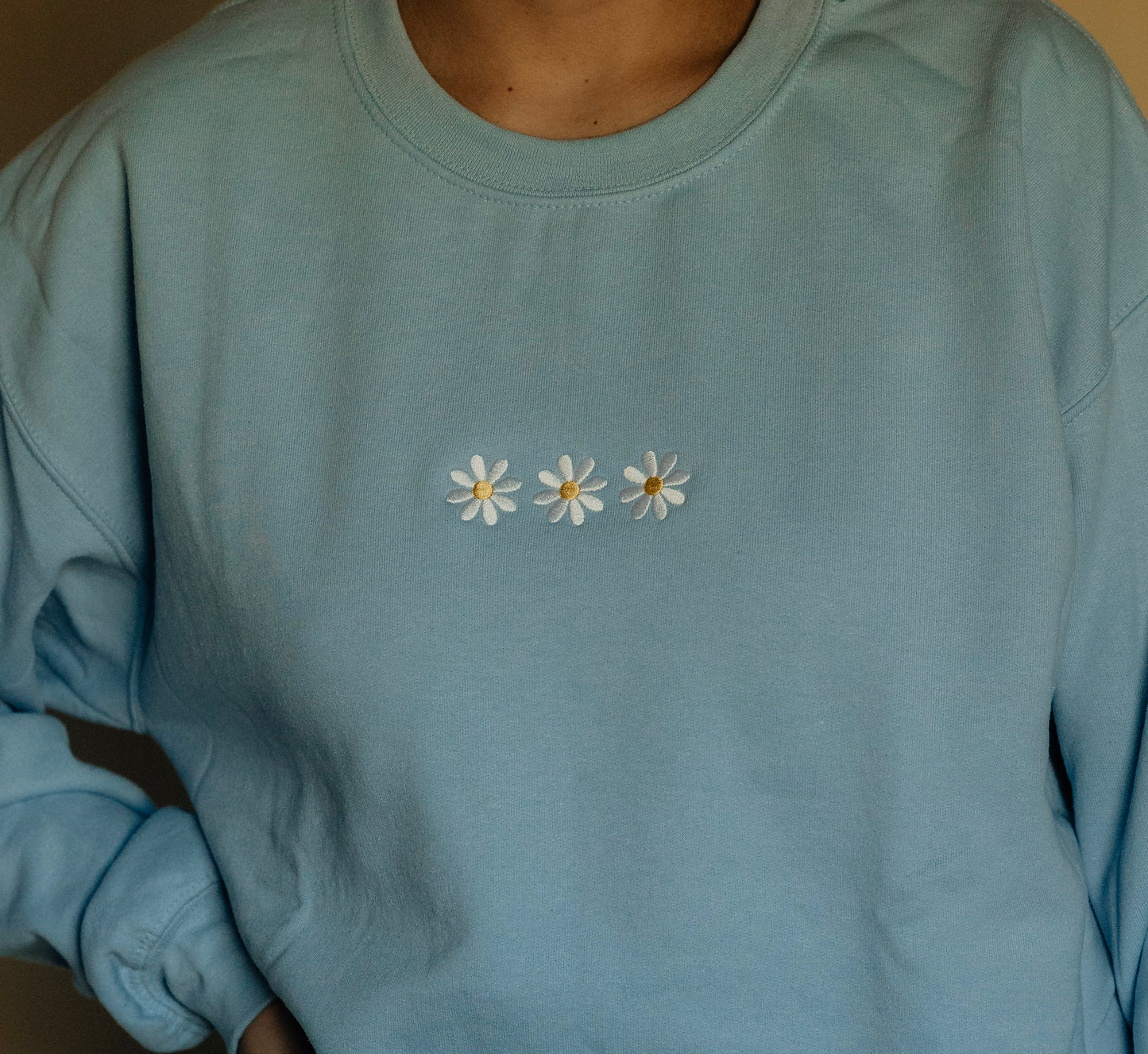 DAISY EMBROIDERED SWEATSHIRT/CREWNECK