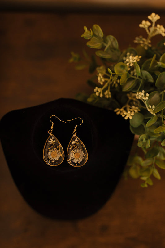 TEARDROP DRIED FLOWER DANGLE EARRINGS