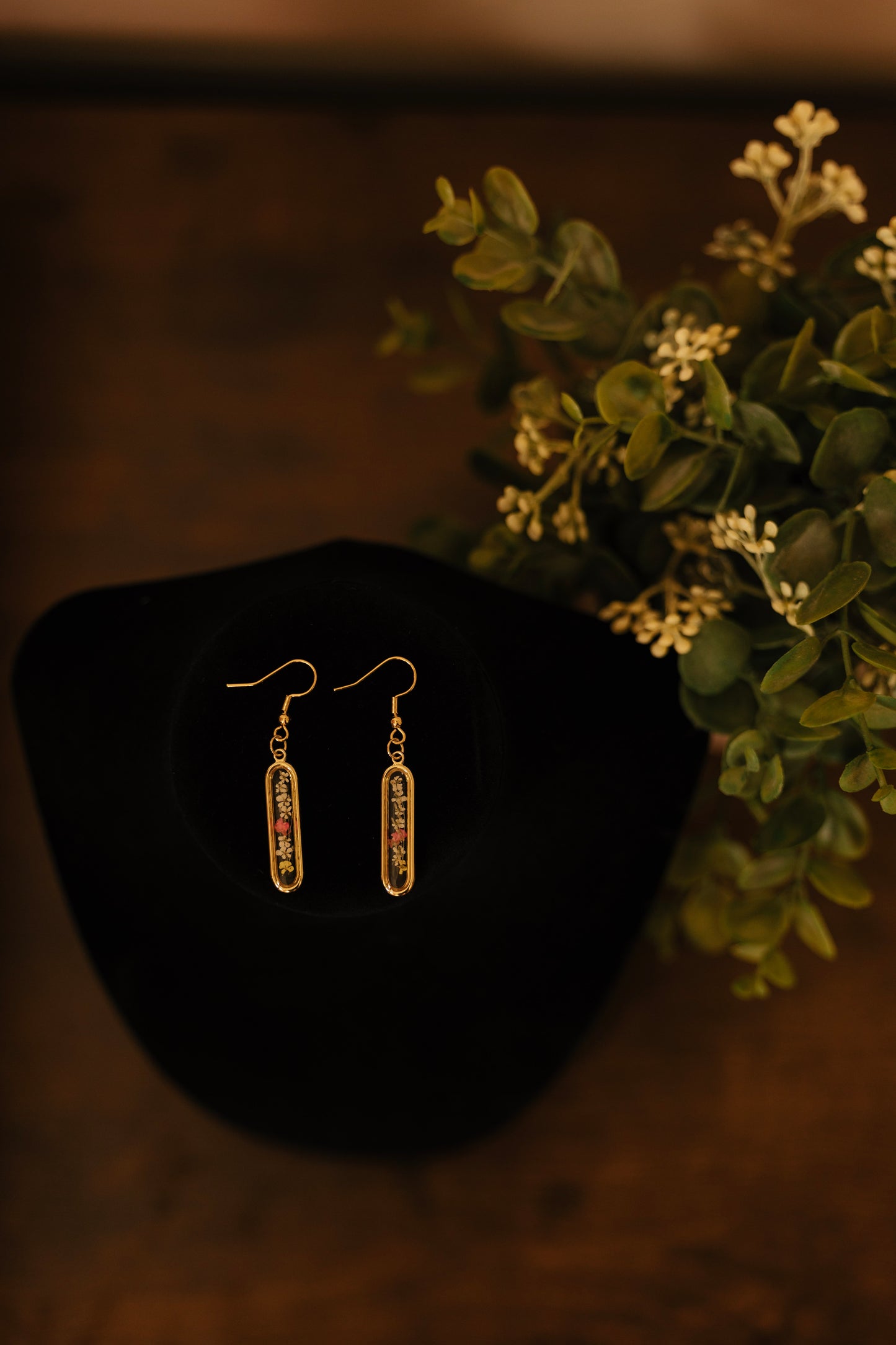 OVAL DRIED FLOWER DANGLE EARRINGS