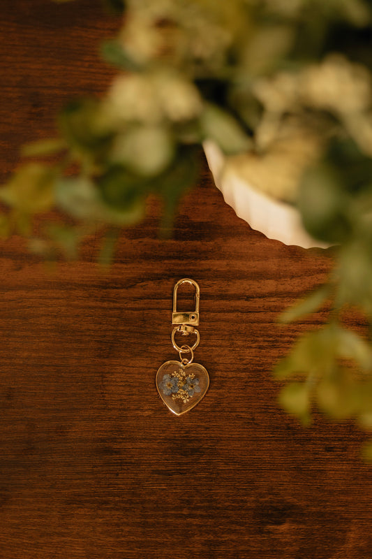 BLUE DRIED FLOWER EPOXY HEART KEYCHAIN/ BAG CHARM