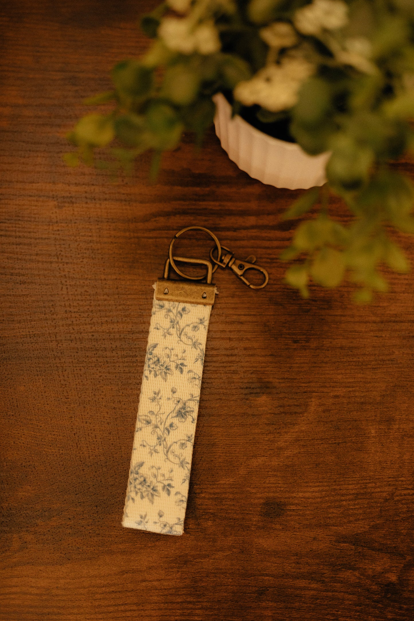 COMPACT CARD HOLDER AND CANVAS WRISTLET KEYCHAIN